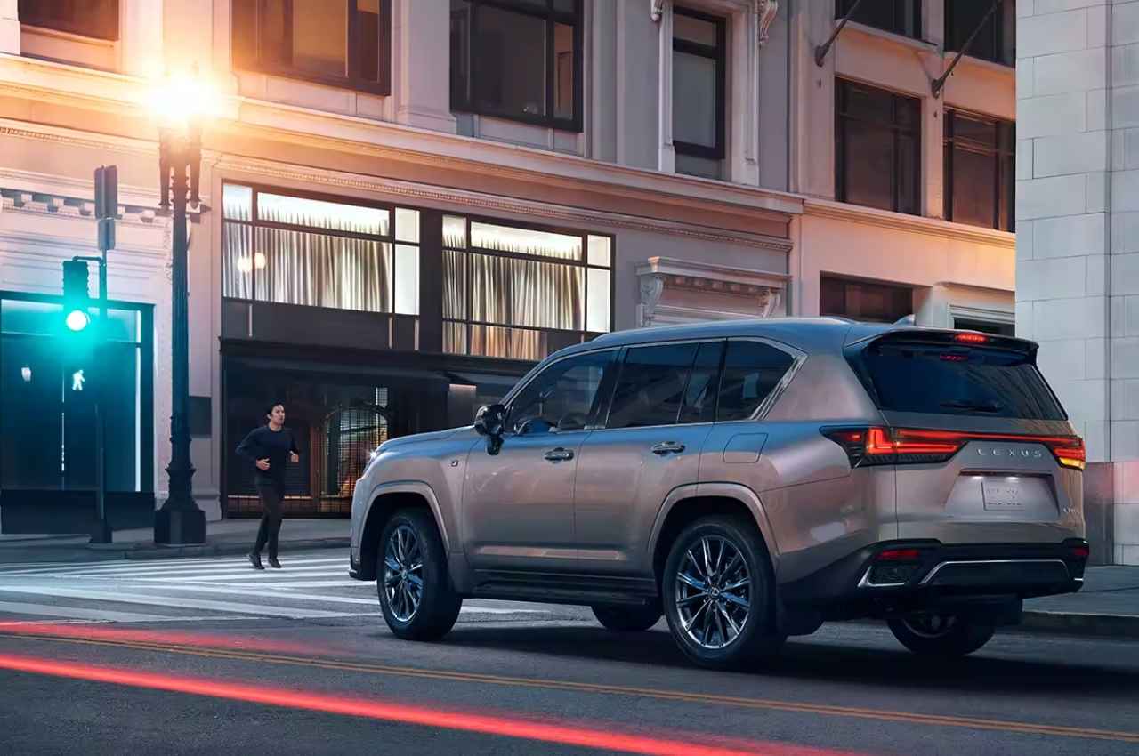 Fully Loaded और 3346 CC का पावरफुल इंजन, यह SUV देती है Land Cruiser को चुनौती, जानें कीमत 