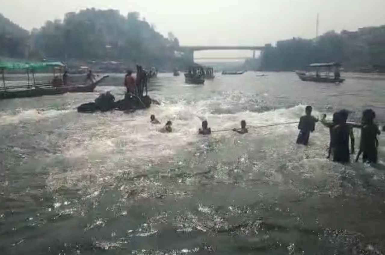 MP News: ओंकारेश्वर में नर्मदा की लहरों में फंसे कई श्रद्धालु, नाविकों और गोताखोरों ने बचाई जान