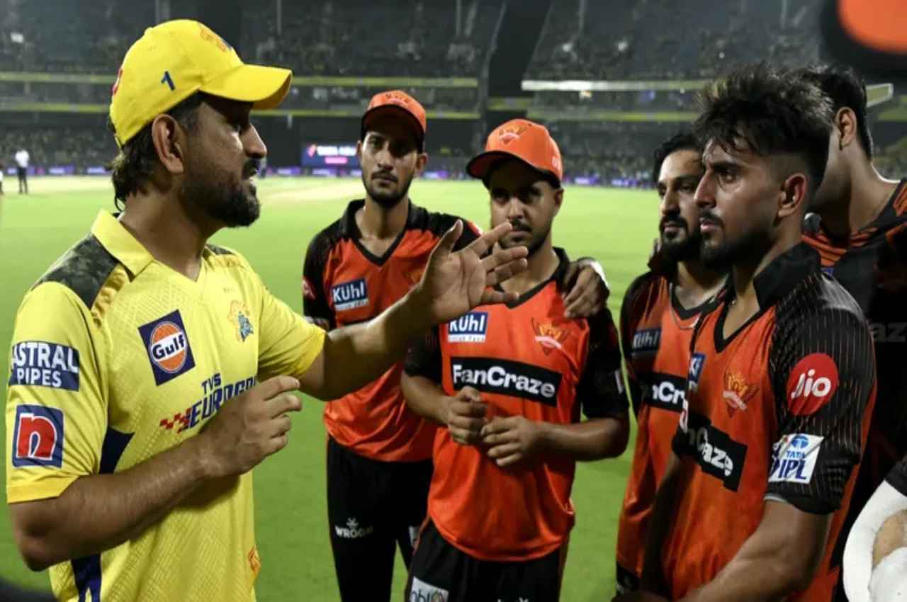 MS Dhoni की क्लास: मैच के बाद चेन्नई के 'कैप्टन कूल' ने हैदराबाद के खिलाड़ियों को दिया 'गुरु' मंत्र, देखें वीडियो