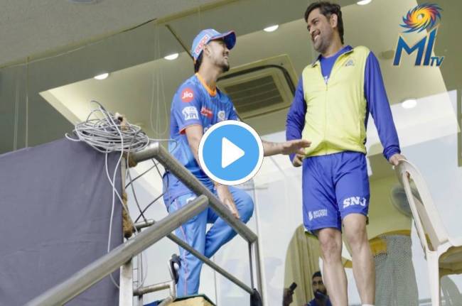 MS Dhoni met the players of Mumbai Indians