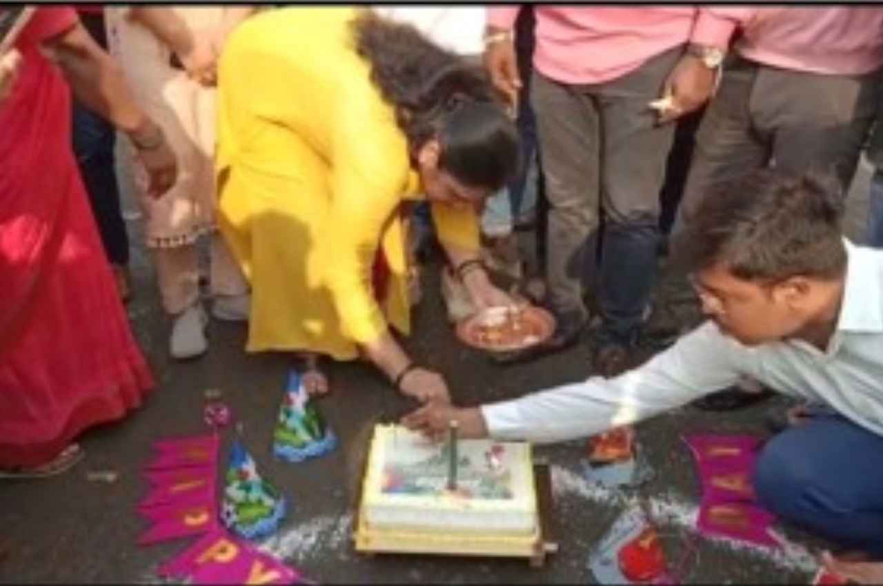 मुंबई की सड़कों पर अनोखा विरोध, लोगों ने केक काटकर मनाया 'गड्ढे भाई' का जन्मदिन