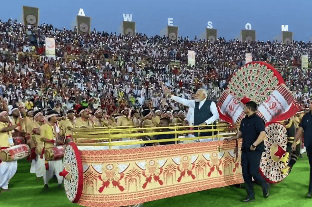 असम में दुनिया का सबसे बड़ा बिहू डांस शो: पीएम मोदी की स्टेडियम में हुई मेगा एंट्री, बोले- 'हिंसा छोड़ अब विकास के रास्ते पर युवा'