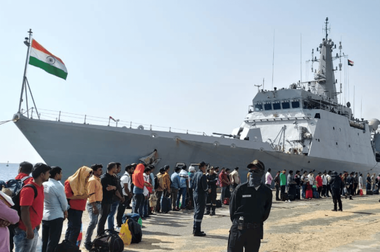 Sudan Conflict: सूडान से 278 भारतीयों का पहला जत्था INS Sumedha से जेद्दा रवाना, तिरंगा थामे नजर आए लोग