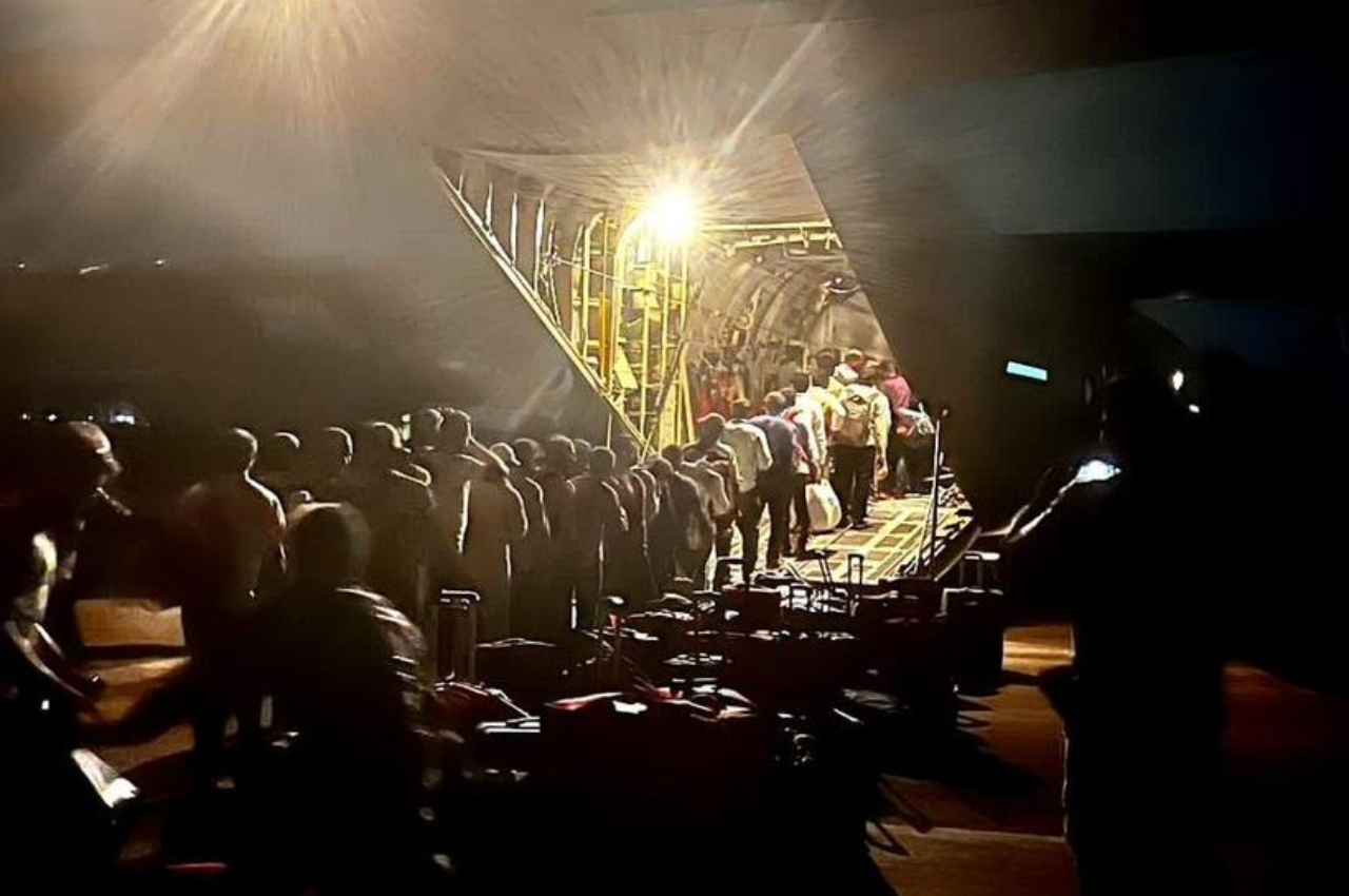 Operation Kaveri: नष्ट हो चुका था रनवे, रोशनी भी नहीं थी... फिर IAF के पायलट्स ने ऐसे 121 भारतीयों का किया रेस्क्यू