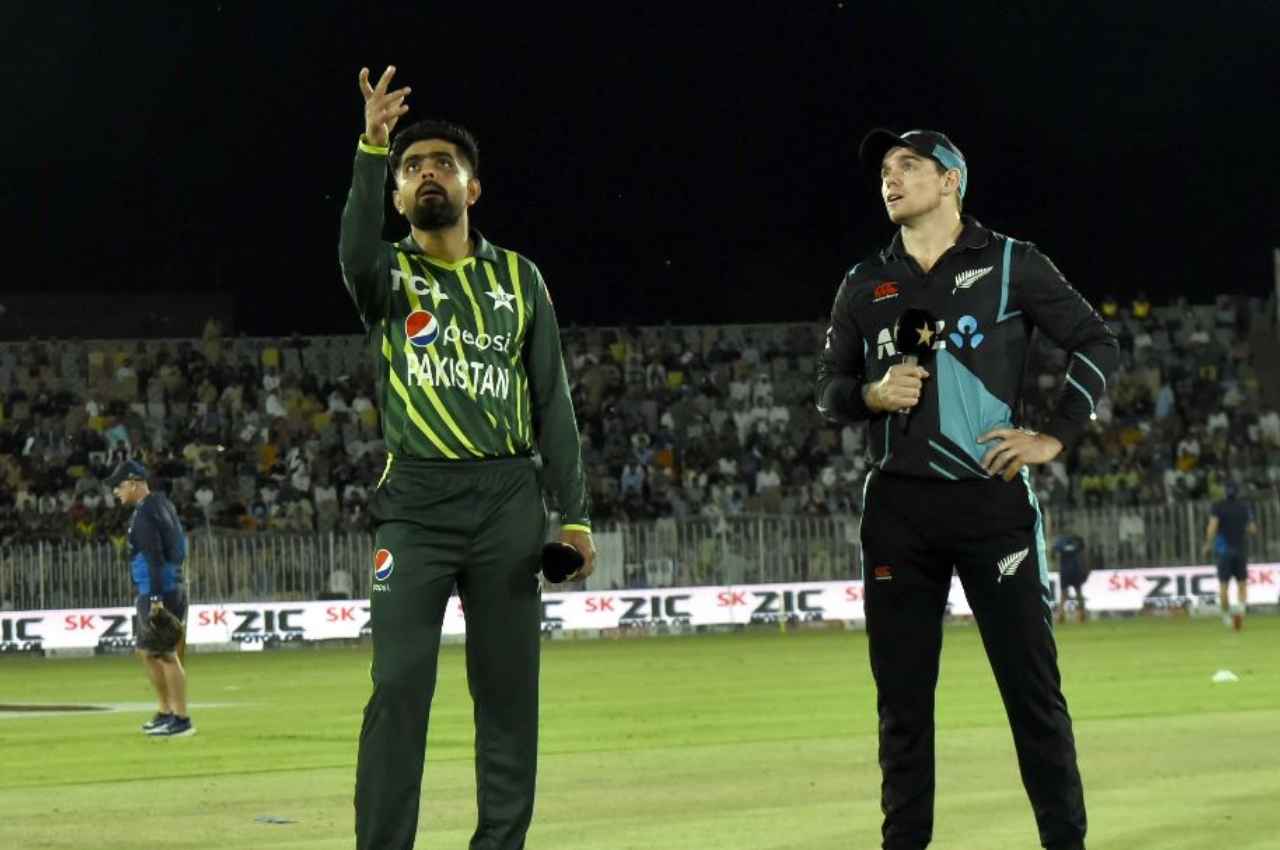 PAK vs NZ: बाबर आजम ने लिया चौंकाने वाला फैसला, इस खिलाड़ी की सीधे फाइनल में कराई एंट्री