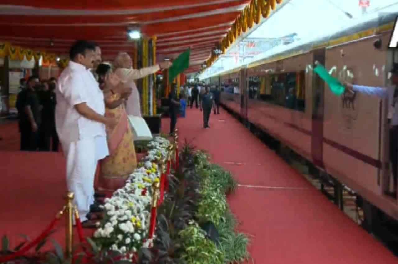 PM Modi Telangana Visit: प्रधानमंत्री ने सिकंदराबाद-तिरुपति वंदे भारत एक्सप्रेस को दिखाई हरी झंडी