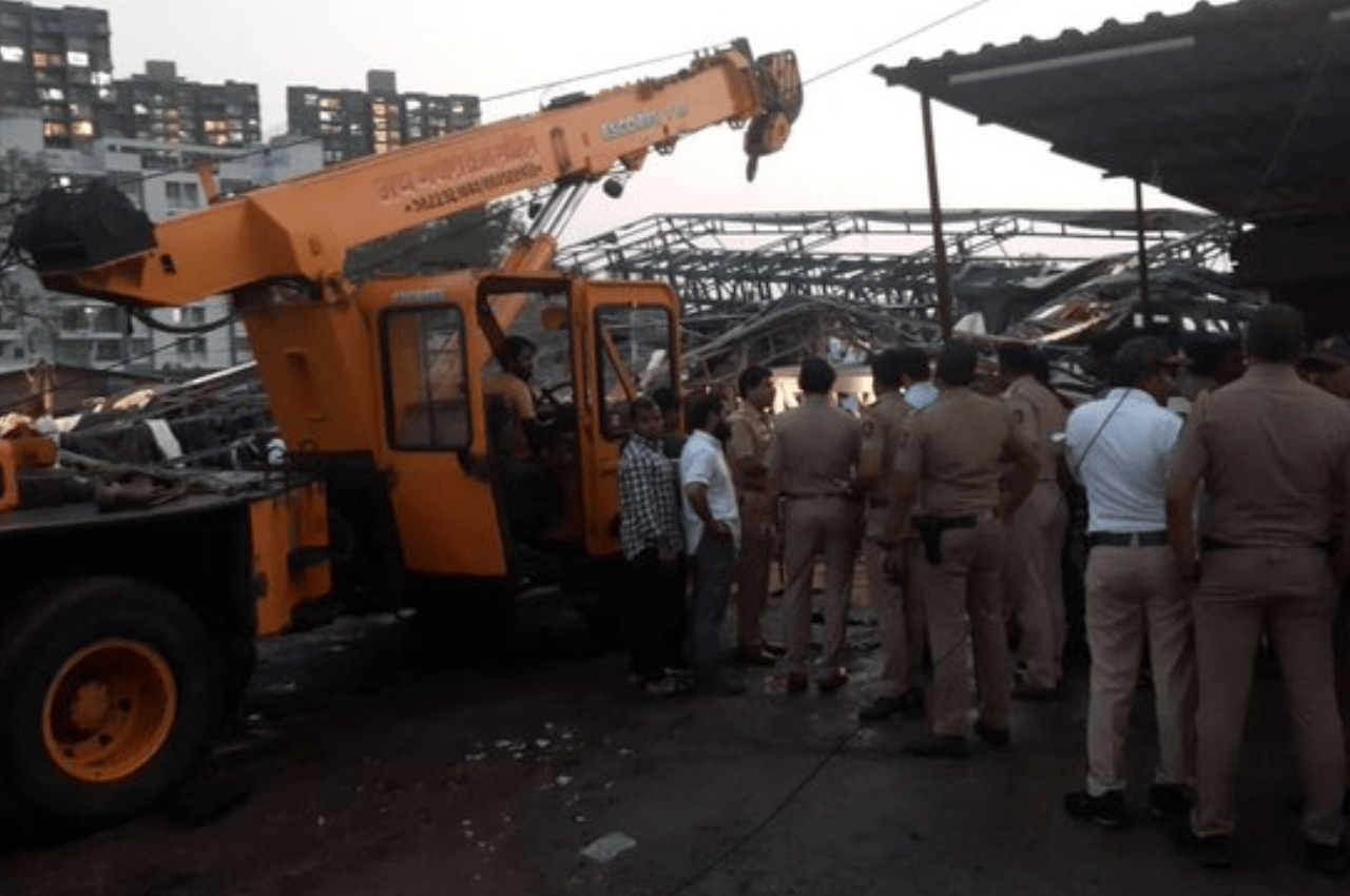 Maharashtra में बड़ा हादसा: Pune में होर्डिंग गिरने से चार महिलाओं समेत पांच की मौत, आंधी-पानी से बचने को नीचे खड़े थे