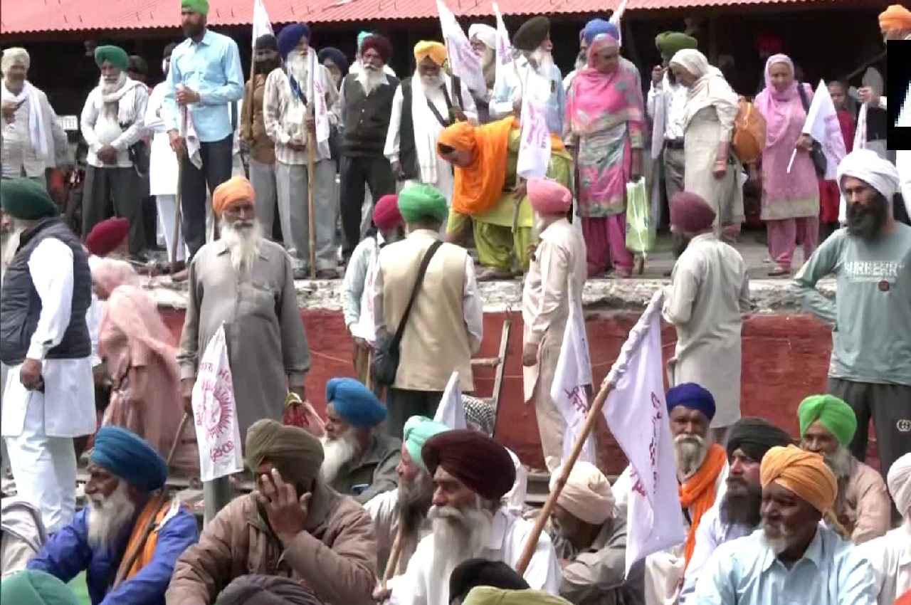 Punjab Farmers Protest: किसान संगठन KMSC ने बटाला में रोकी ट्रेन, केंद्र और राज्य सरकार के खिलाफ किया प्रदर्शन
