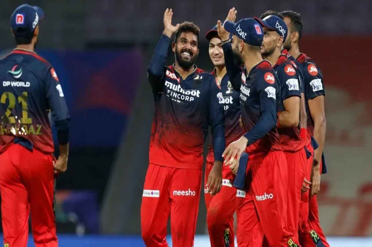 RCB vs MI: मुंबई के खिलाफ मैच से पहले आरसीबी को लगा बड़ा झटका, नंबर 2 टी20 गेंदबाज हुआ बाहर
