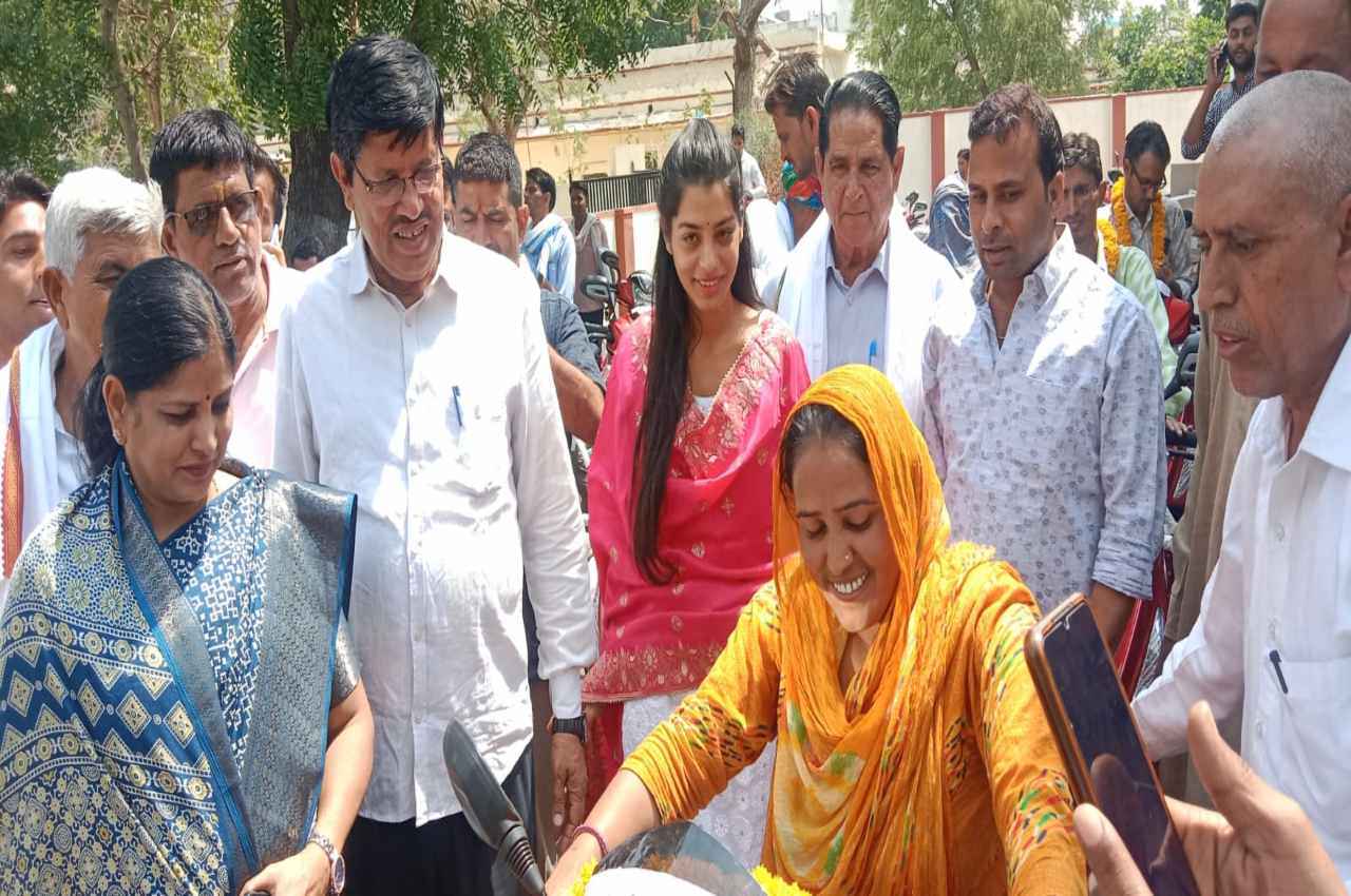 Rajasthan News: दिव्यांगजनों को सरकार का बड़ा तोहफा, स्कूटी के लिए मंत्री मुरारीलाल मीणा ने जारी किए 90 लाख रुपए