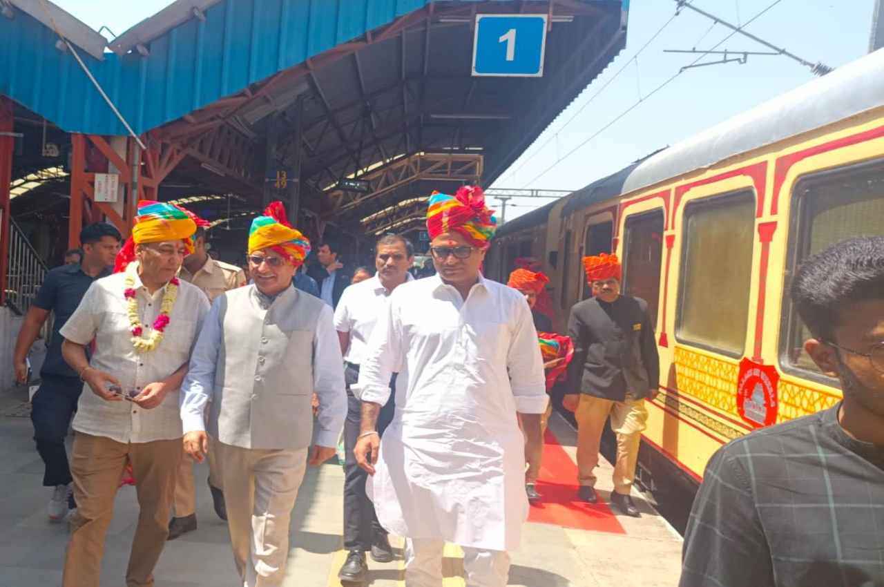 शाही रेलगाड़ी पैलेस ऑन व्हील्स का फेम टूर, 76 यात्रियों को लेकर दिल्ली कैंट रेलवे स्टेशन से हुई रवाना