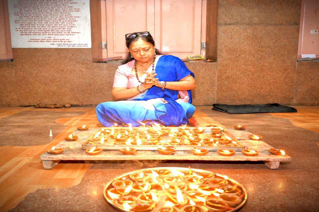 Rajasthan News, Vasundhara Raje Met Jaipur Blast Victim