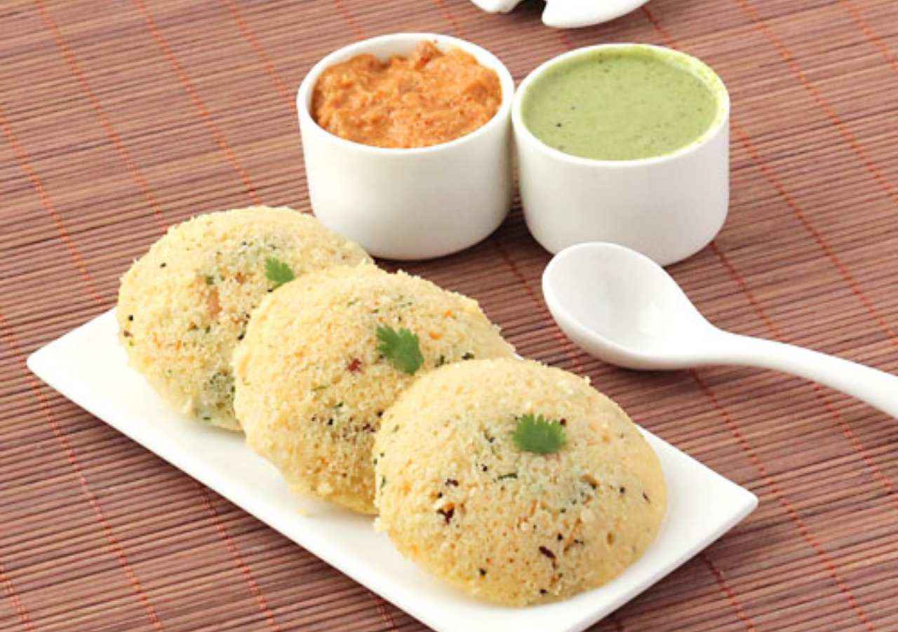 Rava Idli Recipe: बिना झनझट के बनाएं सॉफ्ट रवा इडली, जानें रेसिपी