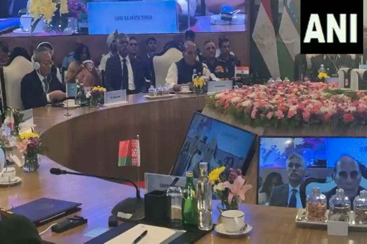 SCO Meeting: शंघाई सहयोग संगठन की बैठक में रक्षा मंत्री राजनाथ सिंह ने उठाया आतंक का मुद्दा, बोले- मिलकर लड़ना होगा