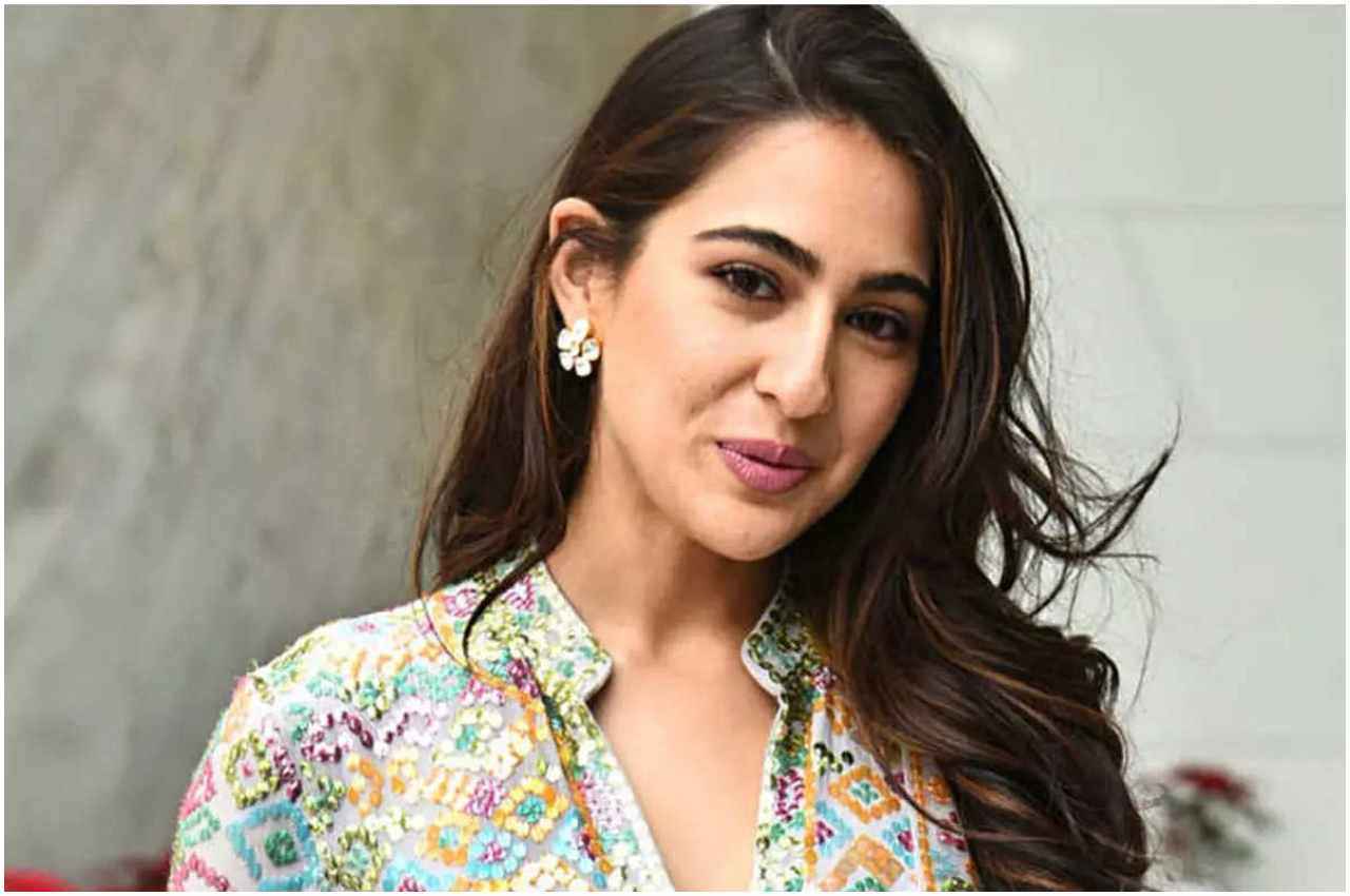 Sara Ali Khan Travels In Metro