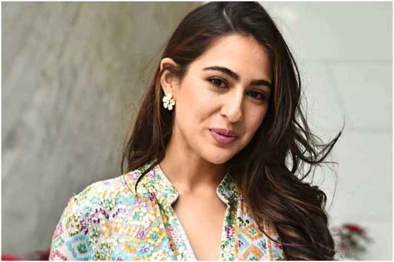 Sara Ali Khan Travels In Metro