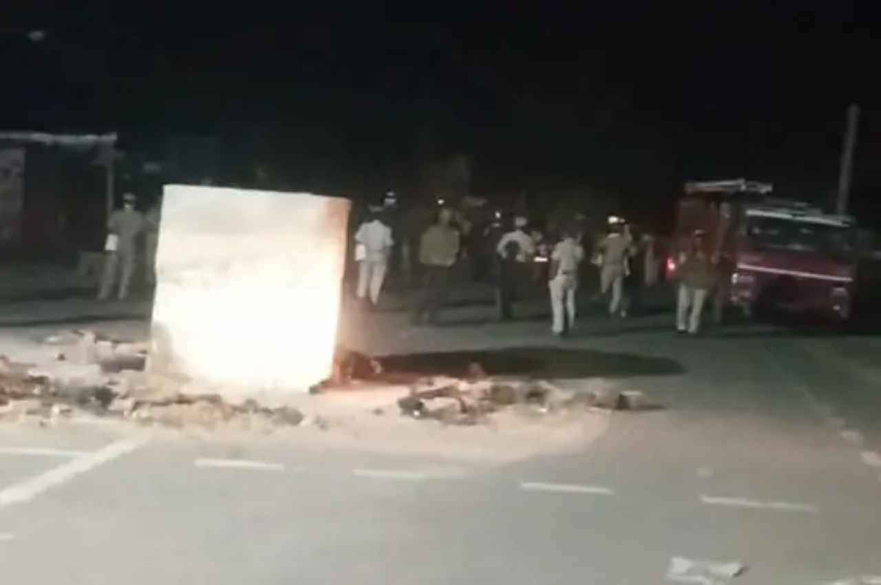 Rajasthan News: भरतपुर में प्रतिमा लगाने को लेकर विवाद, ग्रामीणों का पथराव, पुलिस ने छोड़े आंसू गैस के गोले