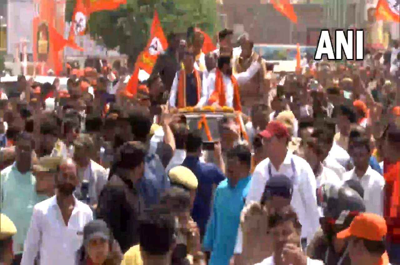 UP News: महाराष्ट्र के CM शिंदे और डिप्टी सीएम फडणवीस कैबिनेट के साथ पहुंचे अयोध्या, शिवसैनिकों ने किया स्वागत