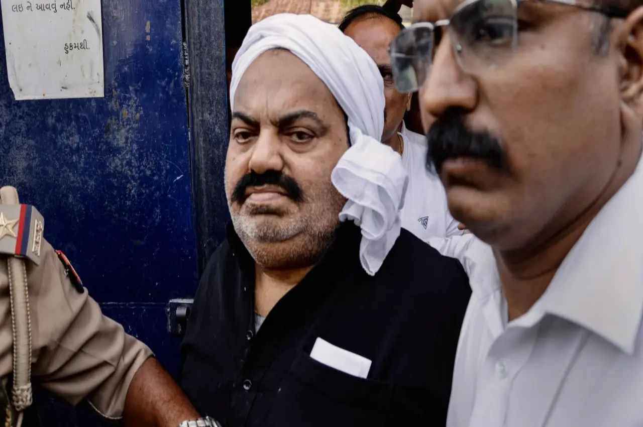माफिया अतीक अहमद के 15 ठिकानों पर ईडी की छापेमारी, 75 लाख रुपये कैश, करोड़ों की बेनामी संपत्ति के दस्तावेज जब्त