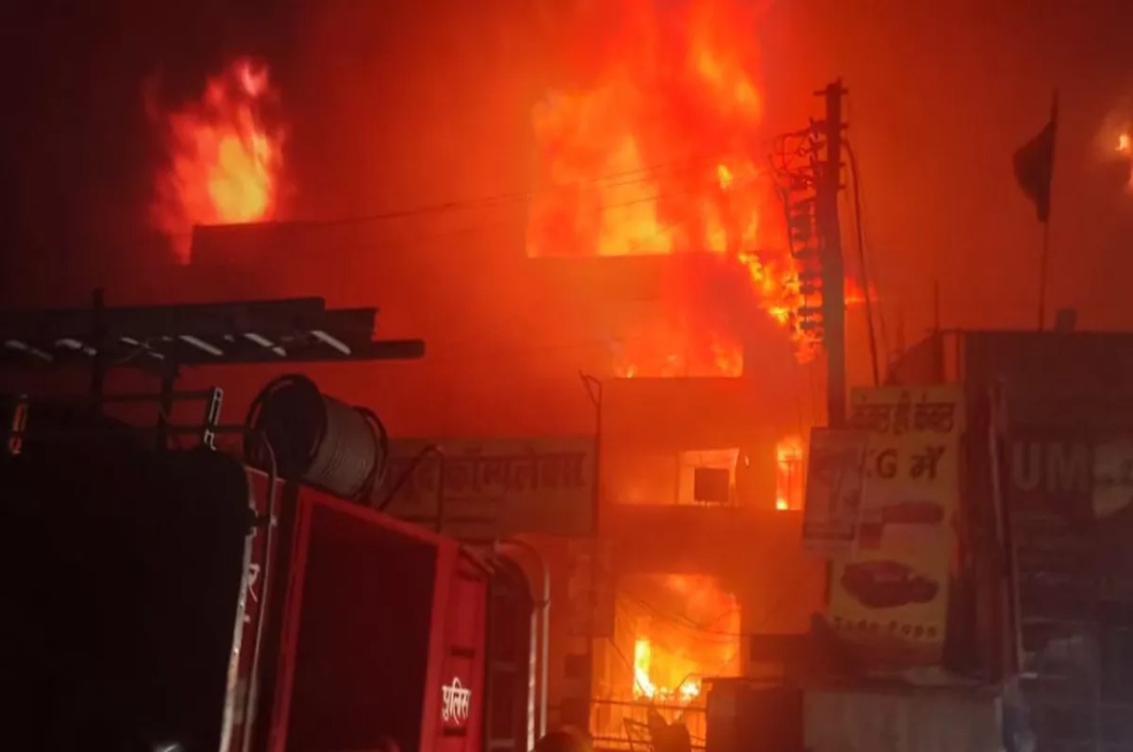 UP News, Kanpur News, Cloth Market Fire, Kanpur Police