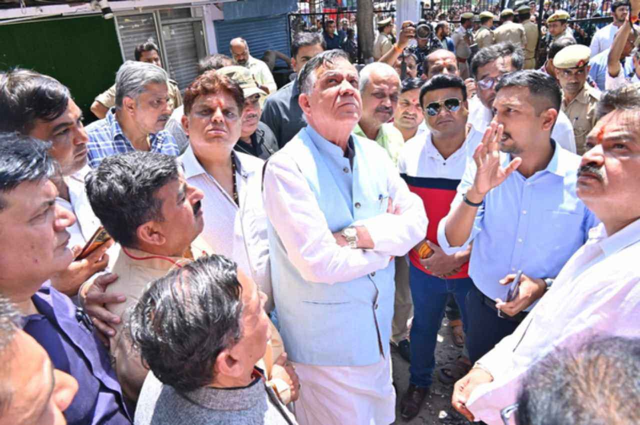 UP News: कानपुर के बासमंडी इलाके में चौथे दिन भी धधकती रही आग, व्यापारियों से मुलाकात करने पहुंचे विधानसभा स्पीकर