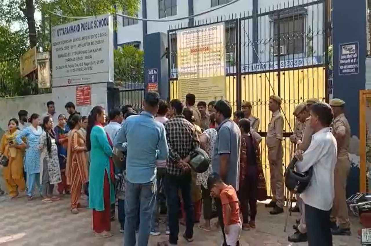 Noida News: नोएडा प्राधिकरण ने सील किया उत्तराखंड पब्लिक स्कूल, 15 सौ बच्चे और अभिभावक परेशान