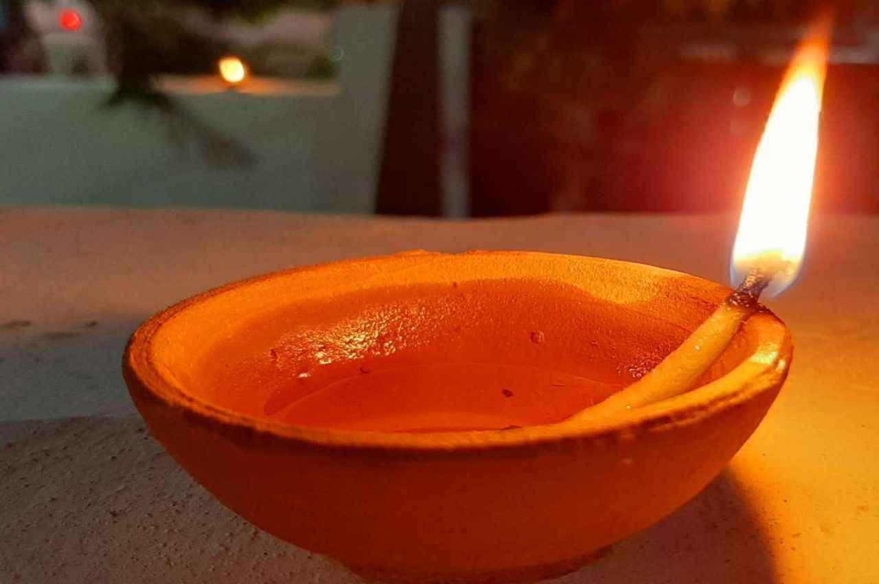 UP News: नोएडा में पूजा के बाद बालकनी में रखे दीपक से फ्लैट में लगी आग, गनीमत रही कि कोई जनहानि नहीं हुई