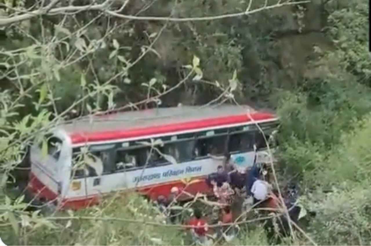 Uttarakhand Accident: मसूरी-देहरादून रूट पर खाई में गिरी बस; 2 लड़कियों की मौत, कई लोगों के घायल होने की आशंका