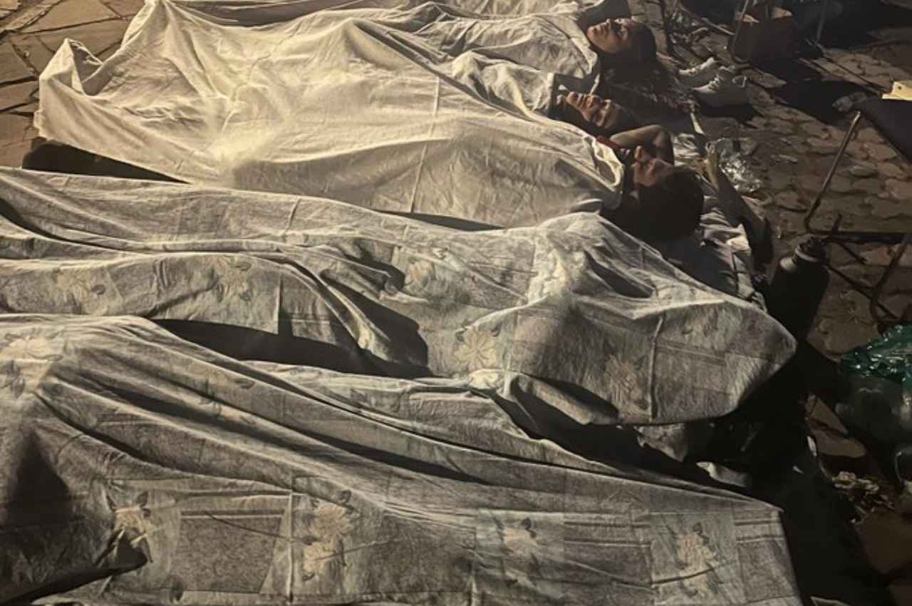 पोडियम से फुटपाथ तक: पहलवानों ने विरोध स्थल पर बिताई रात, बोले-इस बार सभी पार्टियों का स्वागत है
