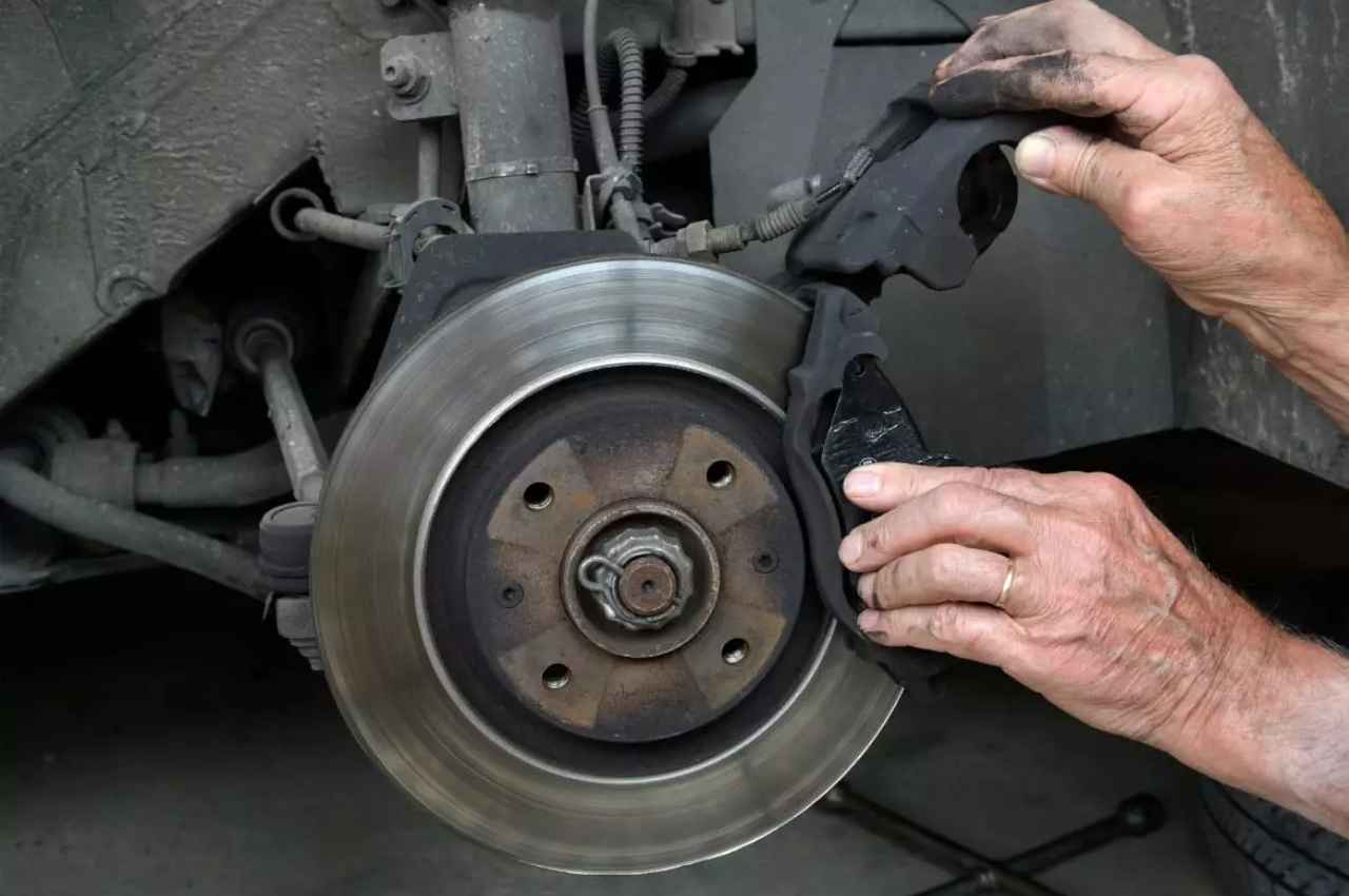 Car Care Tips: कार के ब्रेक पैड की नियमित करें जांच, जानें आसान तरीका