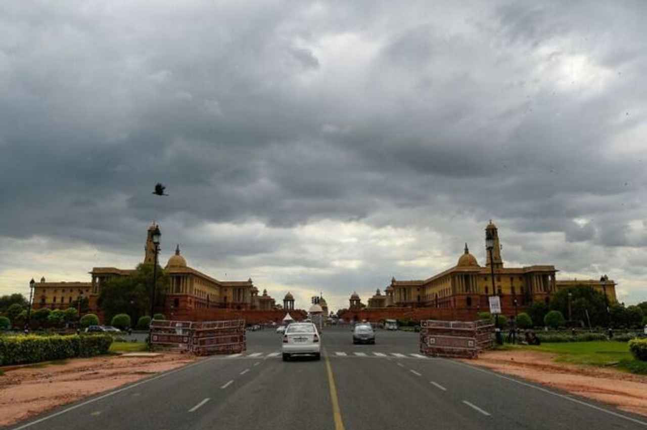 Delhi Weather Update: तेज हवाओं से मौसम हुआ सुहाना, कुछ इलाकों में हल्की बूंदा-बांदी