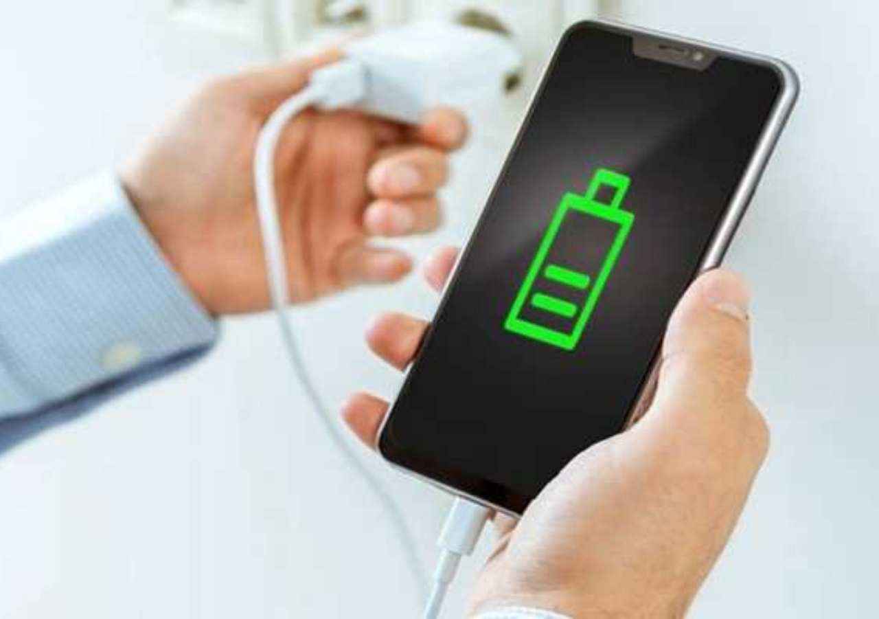 Smartphone Tips: समय से पहले खराब हो जाएगा फोन! भूलकर भी ना करें ये गलतियां