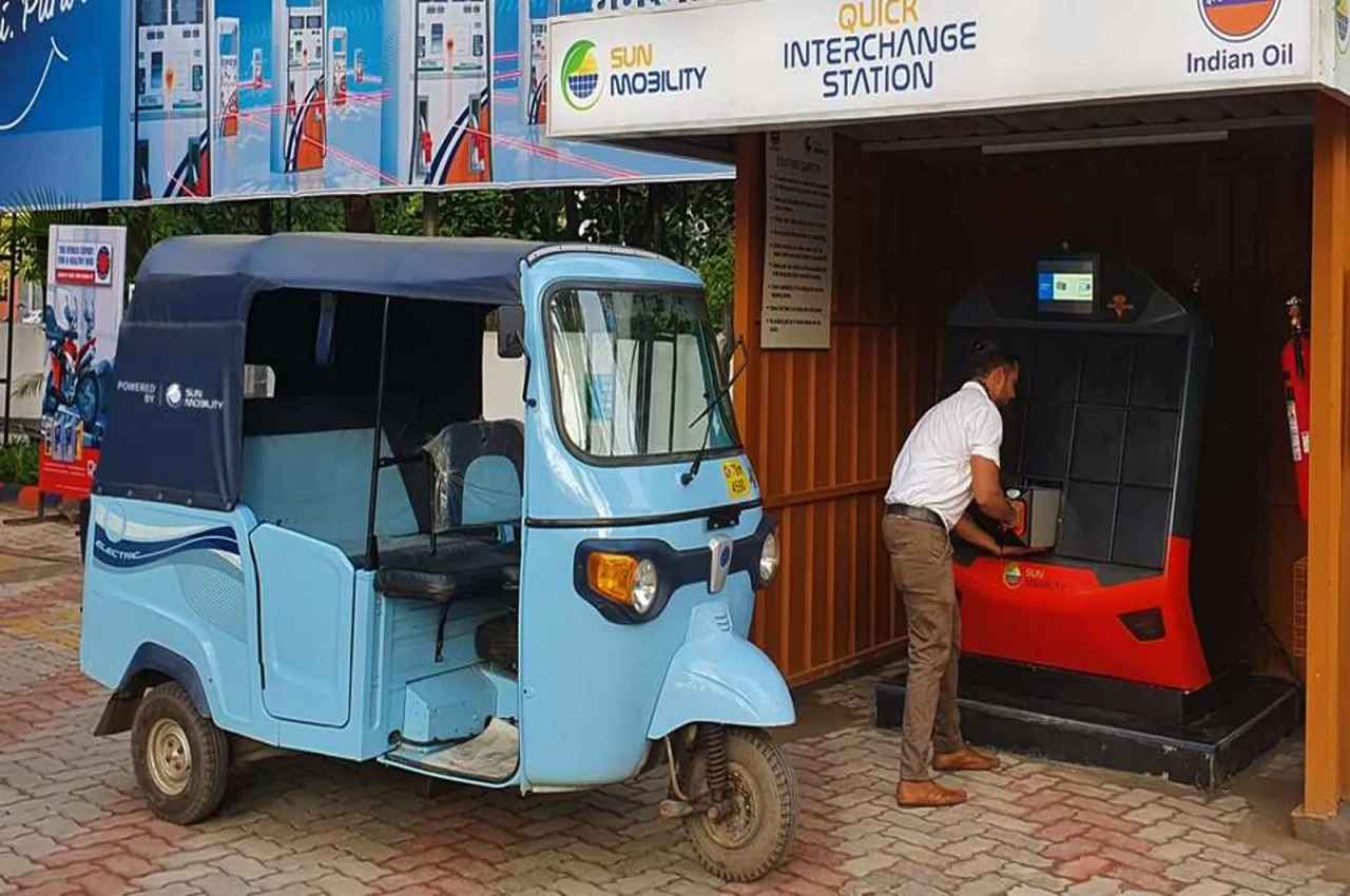 Delhi: इलेक्ट्रिक कार चलाने वालों के लिए अच्छी खबर, बढ़ेंगे चार्जिंग स्टेशन और सड़क पर ही मिलेगी बैटरी बदलने की सुविधा