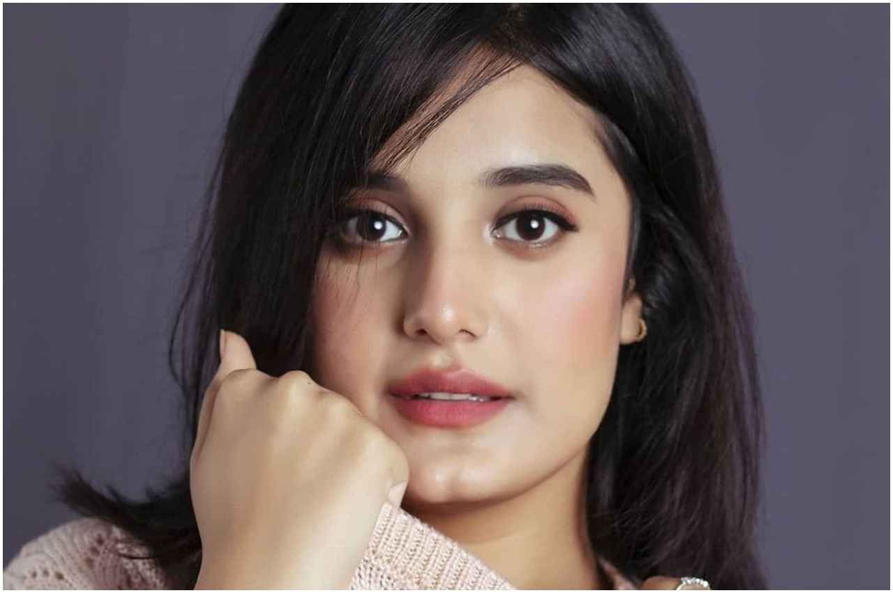 Actress Aayushi Khurana Tips