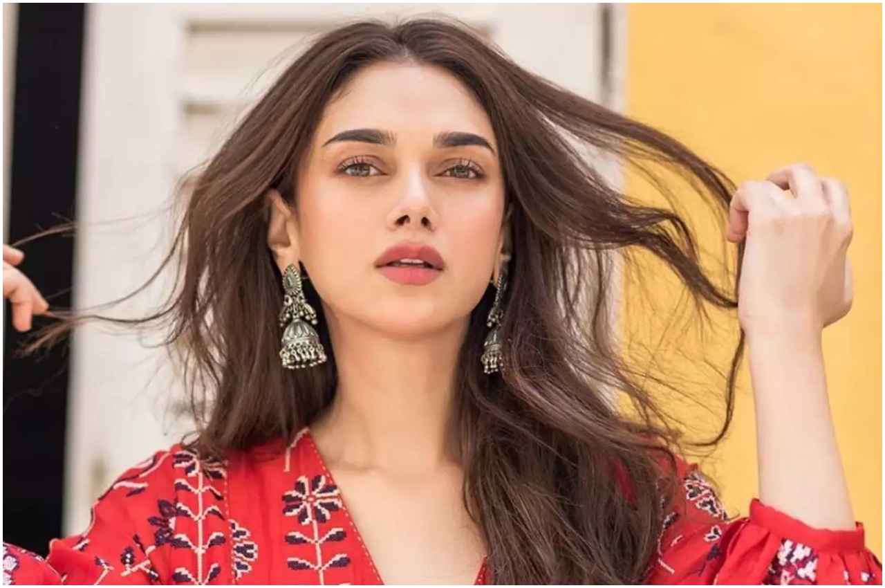 Aditi Rao Hydari In Cannes 2023: रेड कार्पेट पर नीली परी बन आदिति राव हैदरी ने ढाया कहर, एक्ट्रेस की फोटोज हुई वायरल