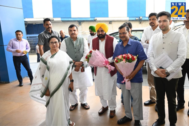 Arvind Kejriwal, Punjab CM Bhagwant Mann and other party leaders meet West Bengal CM Mamata Banerjee in Kolkata Arvind Kejriwal, West Bengal, Mamta Banerjee, Kolkata News