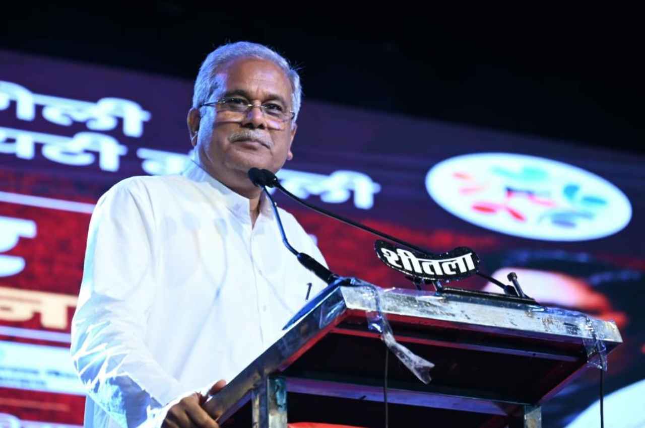 रायपुर: मुख्यमंत्री बघेल मुंगेली में कवि सम्मेलन में शामिल हुए, कुमार विश्वास ने बांधा समा