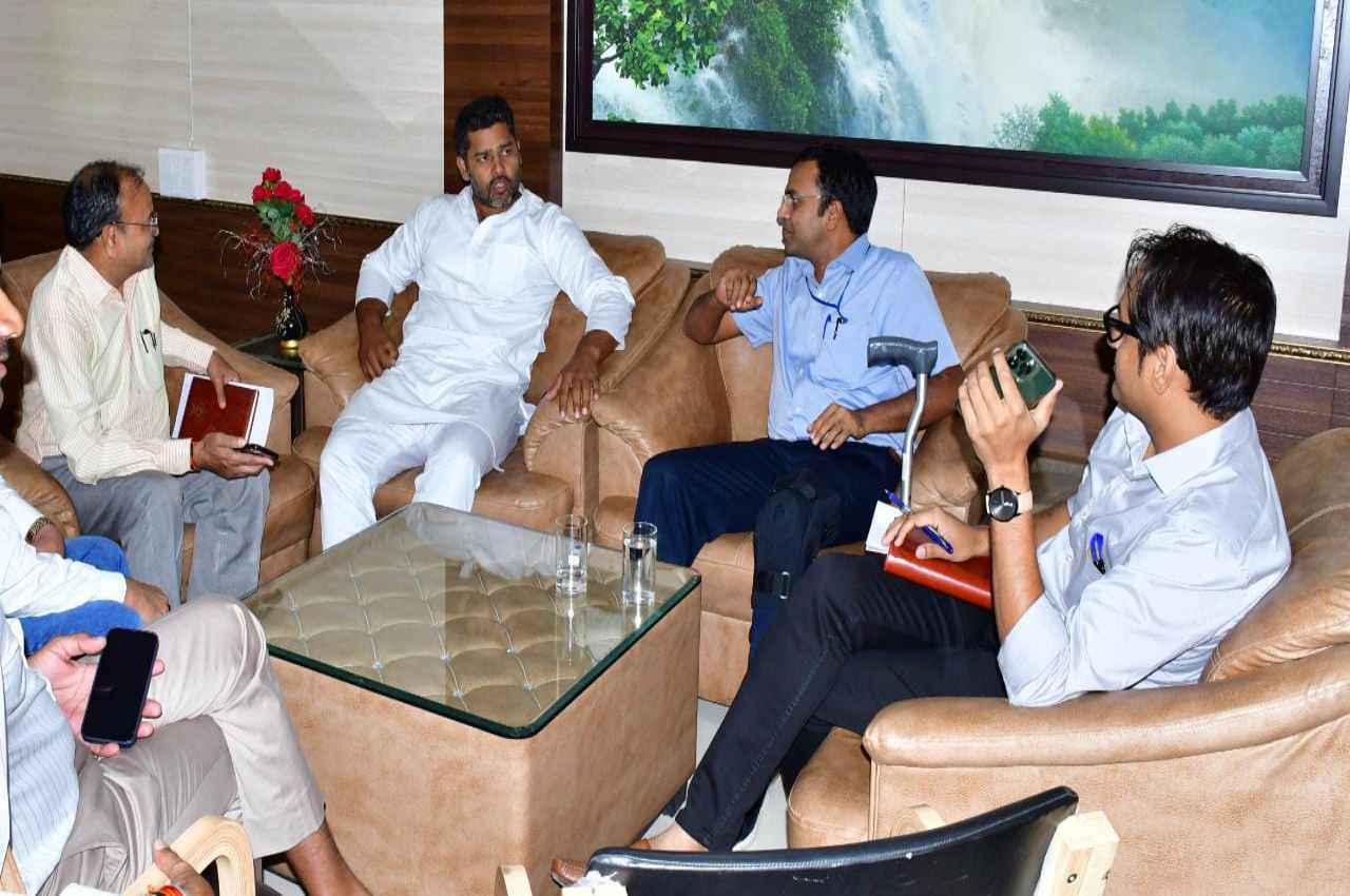 'बूंदी के हिण्डोली-नैनवां में स्वीकृत व निर्माण कार्यों को जल्द पूरा करें अधिकारी' - मंत्री अशोक चांदना