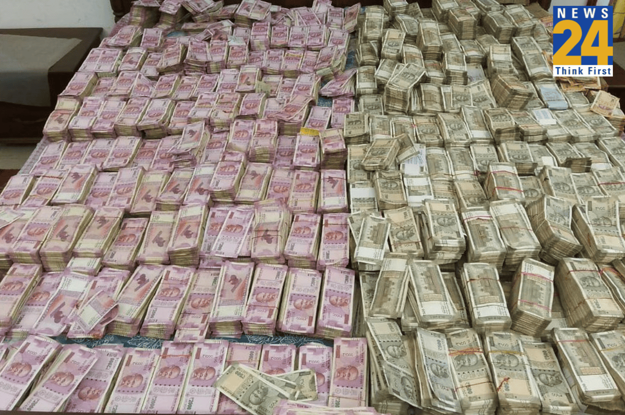 CBI Raid: नोटों के बंडल से भर गया डबल बेड, WAPCOS के पूर्व CMD के ठिकाने से 20 करोड़ कैश बरामद, देखें VIDEO