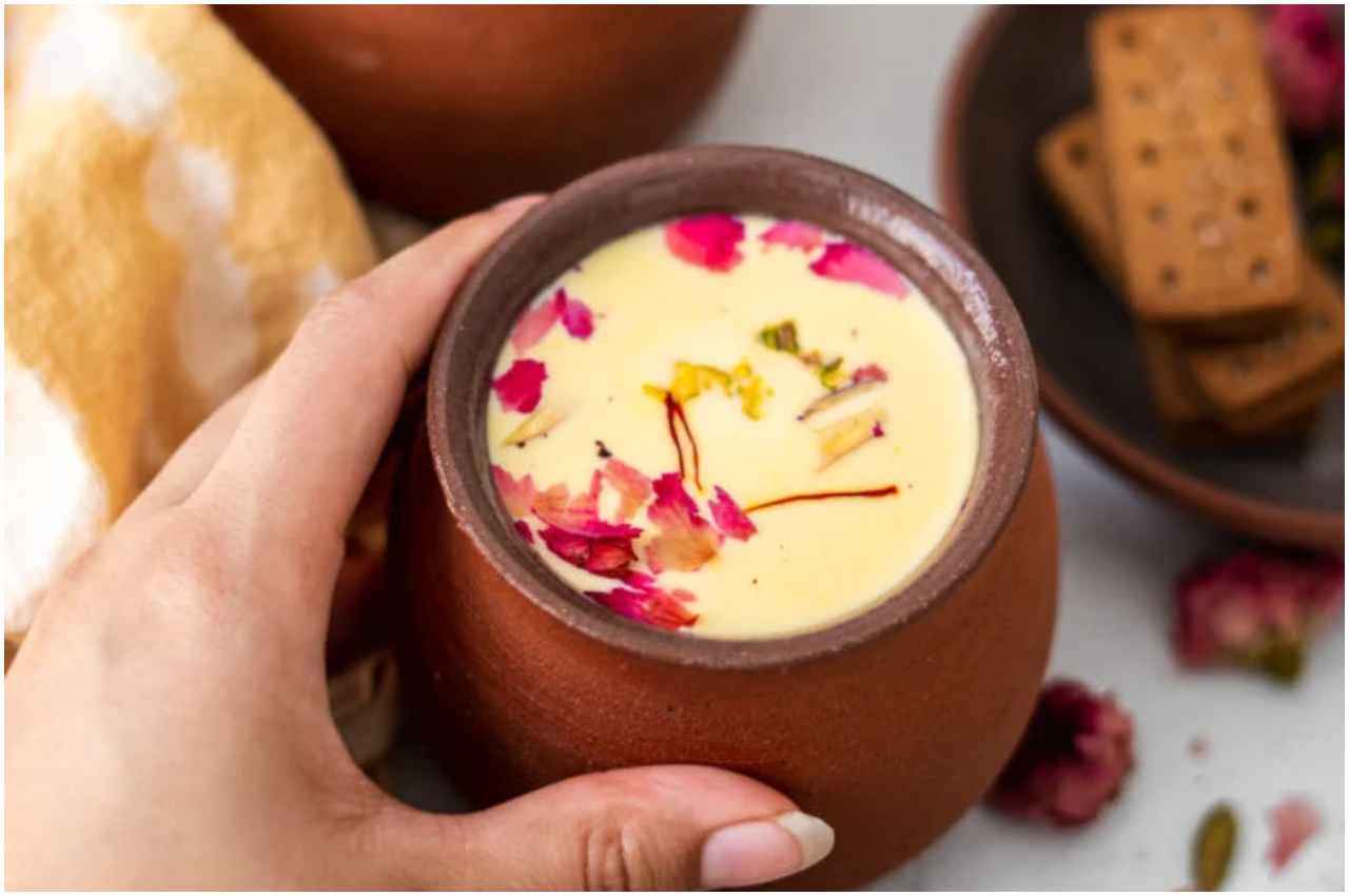 Chai Thandai Recipe: गर्मी से तुरंत राहत के लिए पिंए ये ठंडाई, जानें बनाने की आसान विधि