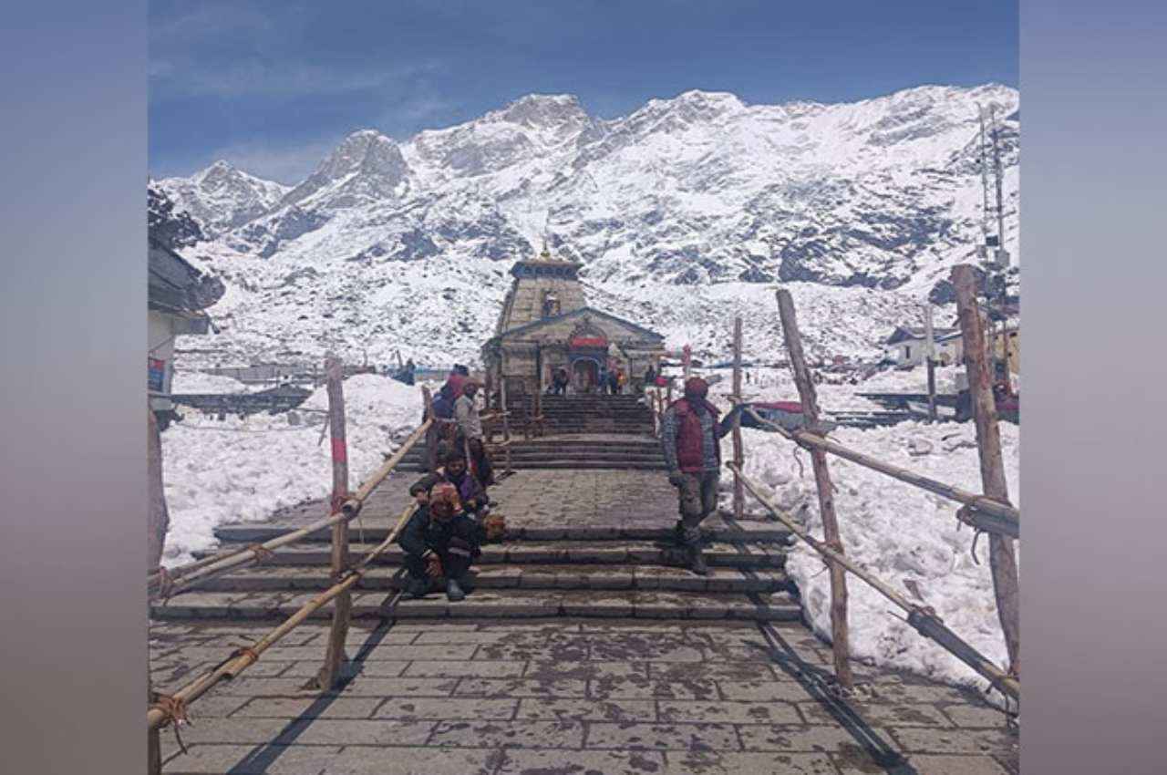 Char Dham Yatra 2023: केदारनाथ धाम में बर्फबारी जारी; अब उत्तराखंड पुलिस ने की सावधानी की अपील