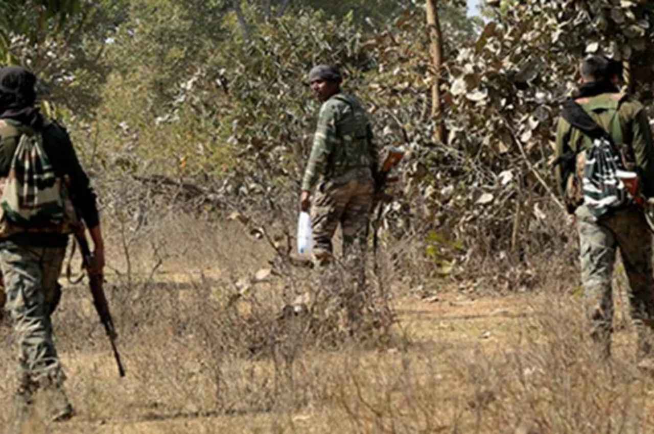 Chhattisgarh: गढ़चिरौली में पुलिस और नक्सलियों के बीच मुठभेड़, तीन नक्सली ढेर