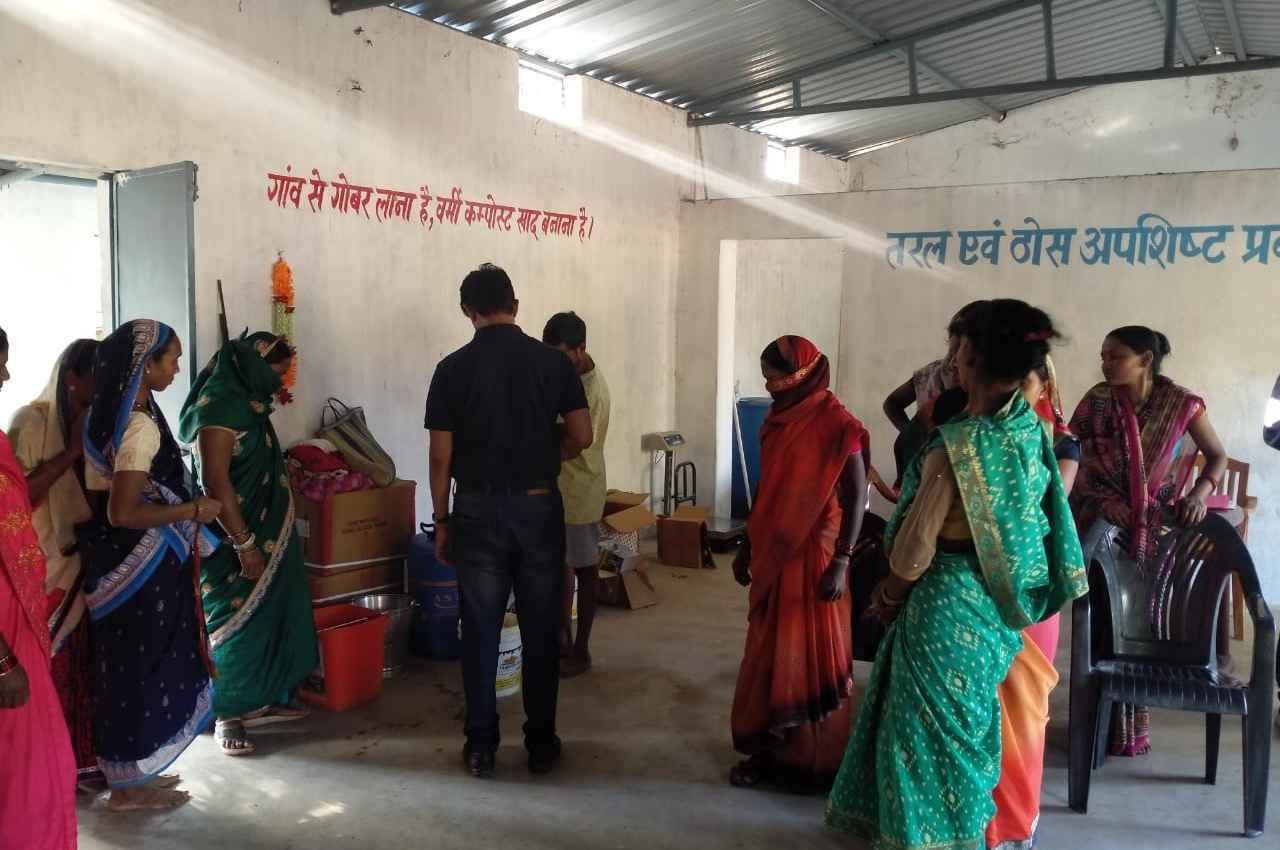 जशपुर के जुरगुम गोठन में कारखाना समूह की महिलाओं द्वारा गोबर से बनाया जा रहा है पेंट