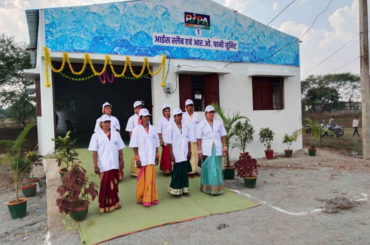 Chhattisgarh: आरो वाटर-आइस स्लैब के व्यवसाय से ग्रामीण महिलाएं बनीं आत्मनिर्भर, हो रही अच्छी आमदनी