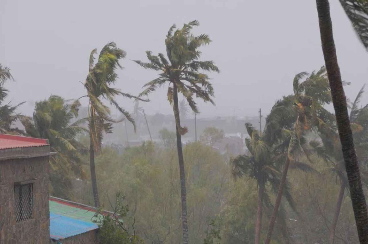 Cyclone Mocha: खतरनाक चक्रवाती तूफान में बदला 'मोचा', बंगाल में NDRF के 200 जवान तैनात