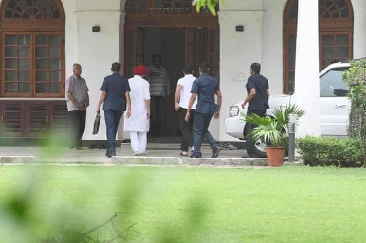 Decision On Karnataka CM: कर्नाटक के मुख्यमंत्री पर मंथन जारी; खड़गे के घर बैठक में नवनिर्वाचित विधायक, राहुल गांधी मौजूद
