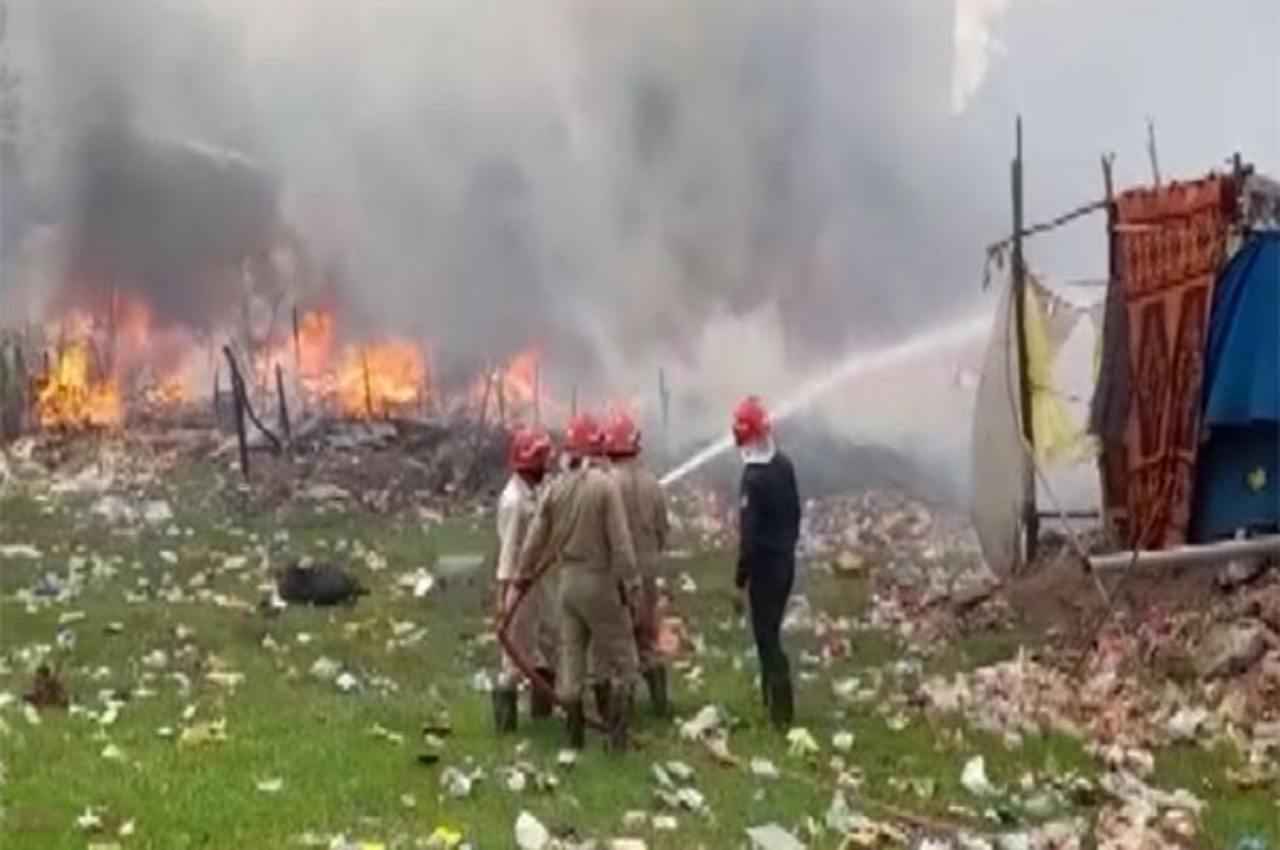 Delhi News: दिल्ली के शास्त्री पार्क में सिलेंडर फटने से झुग्गियों में लगी आग, पुलिस ने खाली कराया इलाका