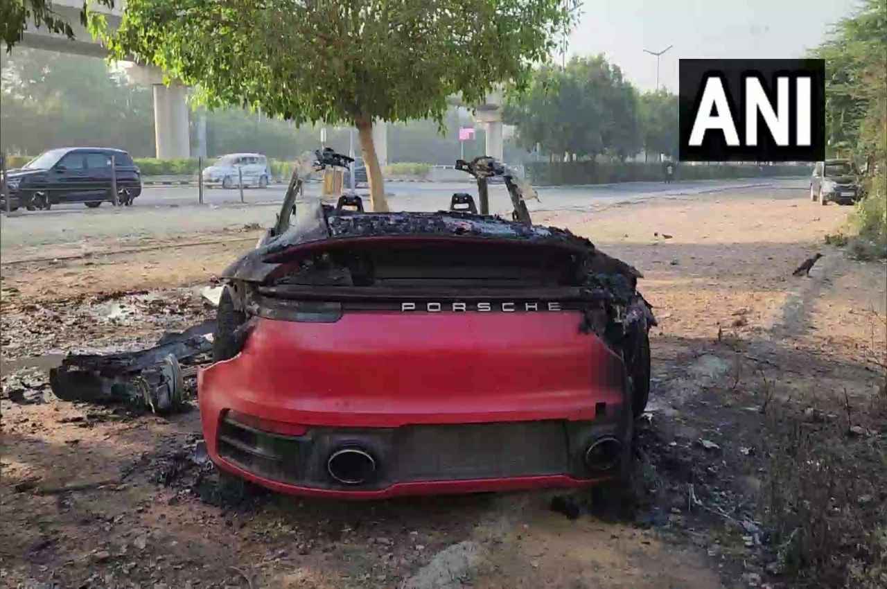 Gurugram News: गुरुग्राम में पेड़ से टकराने के बाद 2 करोड़ की स्पोर्ट्स कार स्वाह, ड्राइवर कूद कर भागा