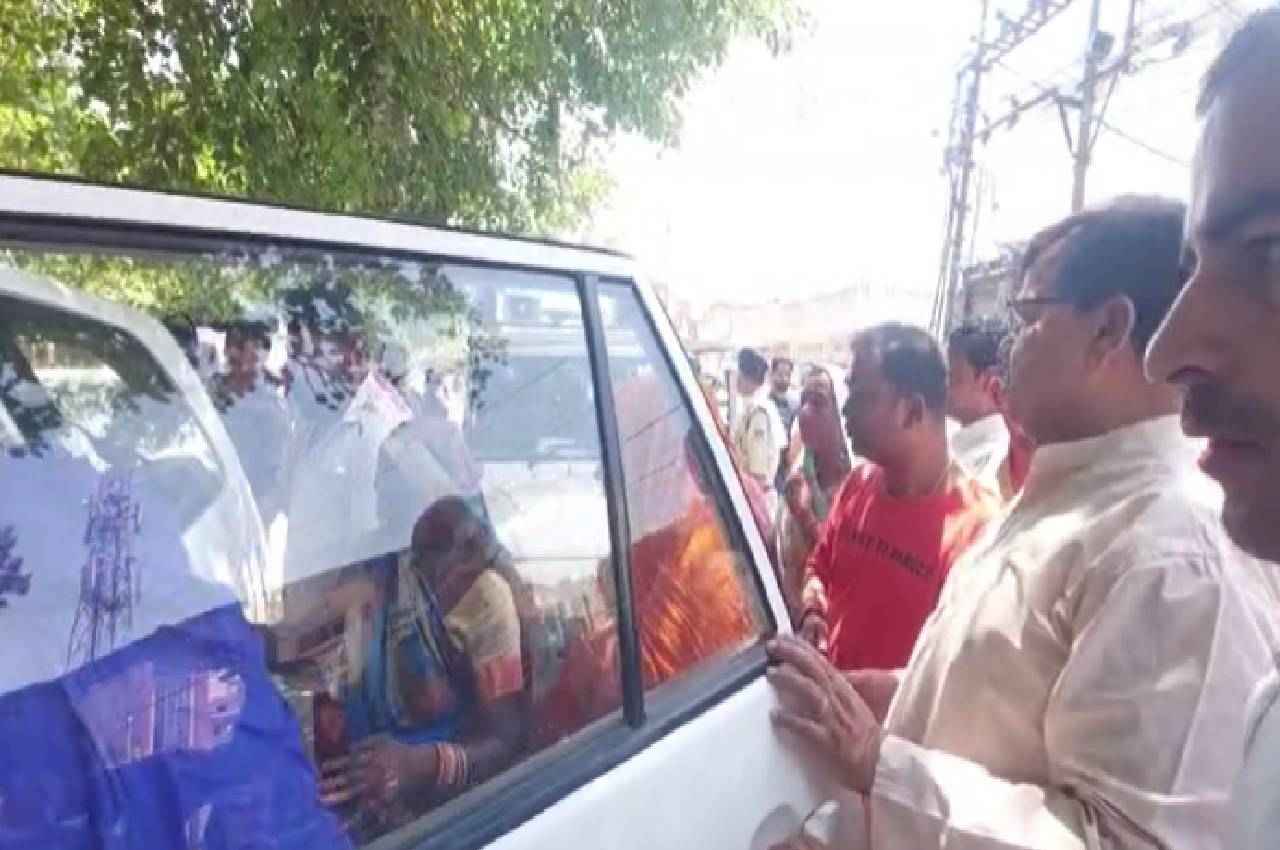 शिवराज के मंत्री का निराला अंदाज, धरना देने पहुंचे लोगों को कार में बैठाकर भेजा घर