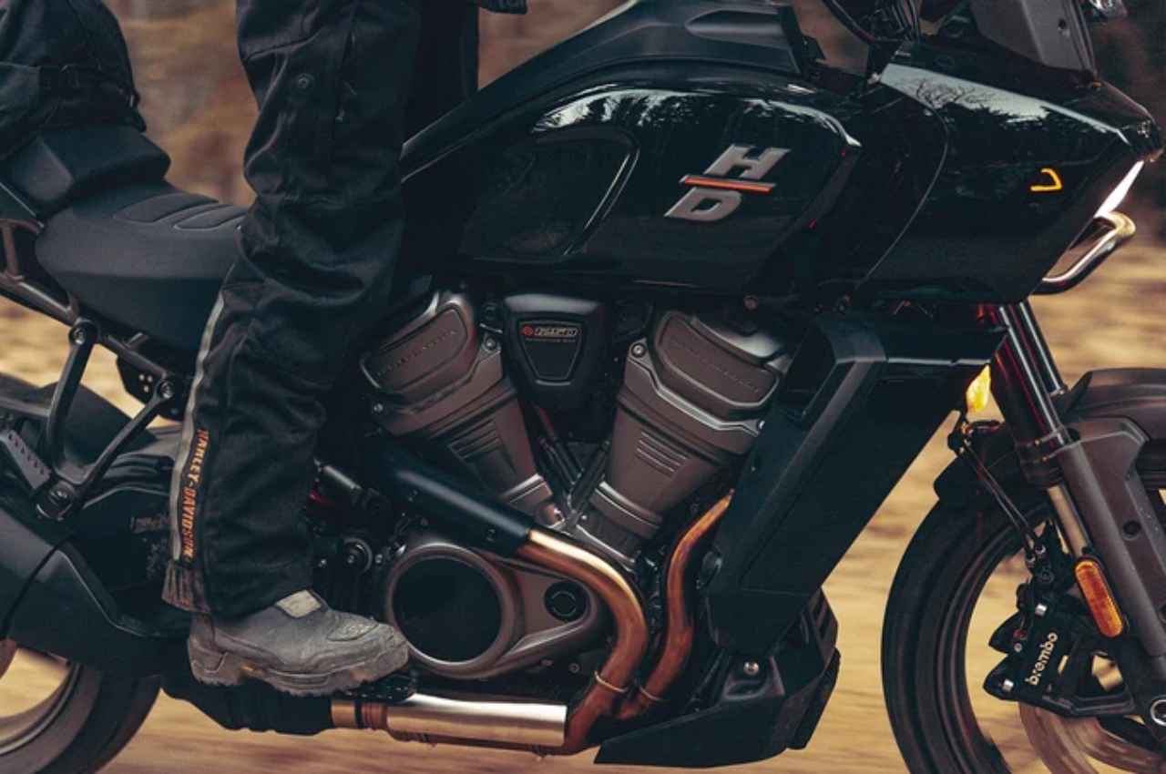 Harley Davidson Pan America 1250: स्पोर्ट्स कार जैसा क्यूट लुक और 1200 cc का पावरफुल इंजन, जानें कीमत